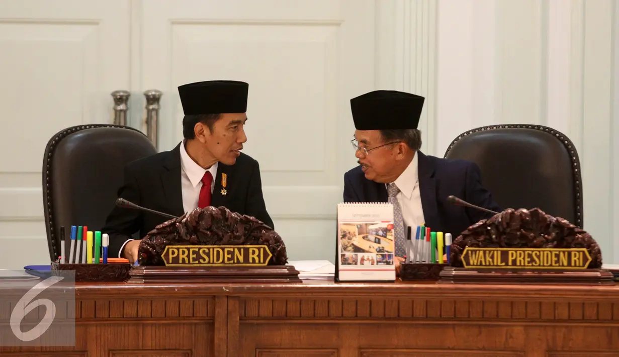 Presiden Joko Widodo dan Wakil Presiden Jusuf Kalla berbincang sebelum memimpin rapat Kabinet di komplek Istana Kepresidenan, Jakarta, Rabu (1/9/2015). Rapat membahas krisis ekonomi yang sedang dilanda Indonesia saat ini. (Liputan6.com/Faizal Fanani)