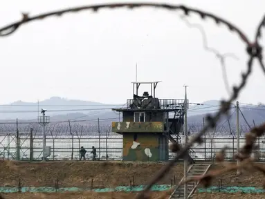 Tentara Korea Selatan berpatroli sepanjang pagar kawat berduri dekat perbatasan dengan Korea Utara di Paju, Korea Selatan, Rabu (5/1/2022). Menurut militer Korea Selatan dan Jepang, Korea Utara menembakkan rudal balistik yang dicurigai ke laut pada hari ini. (AP Photo/Ahn Young-joon)