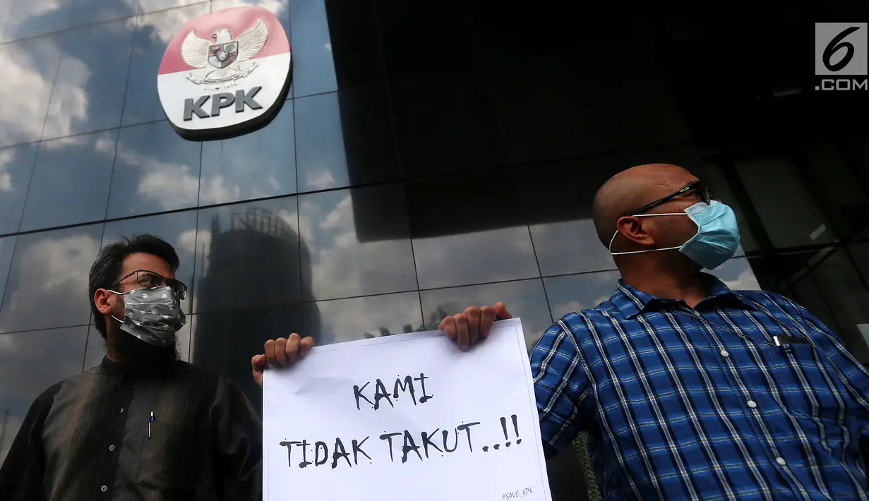 Ratusan Wadah Pegawai KPK menggelar aksi Solidaritas Untuk Gilang mengelilingi Gedung KPK Merah Putih di Jakarta, Kamis (7/9). Aksi barikade dengan bergandengan tangan sebagai bentuk dukungan dan solidaritas. (merdeka.com/Dwi Narwoko)