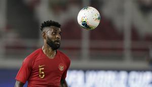 Bek Timnas Indonesia, Yanto Basna, saat melawan Thailand pada laga kualifikasi Piala Dunia 2022 di SUGBK, Jakarta, Selasa (10/9). Indonesia takluk 0-3 dari Thailand. (Bola.com/M Iqbal Ichsan)