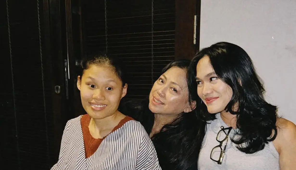 Sheryl Sheinafia mengunggah potret bersama keluarganya. Ia tampil dengan tanktop putih. [@sherylsheinafia]