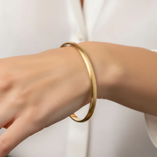 Model Gelang Emas Kecil yang Cocok untuk Wanita Aktif (Image by Gemini AI)