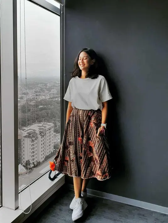 Atau bisa juga pilih t-shirt warna putih yang dipadukan dengan rok batik a-line seperti yang dikenakan Dian Sastro. [@therealdisastr]