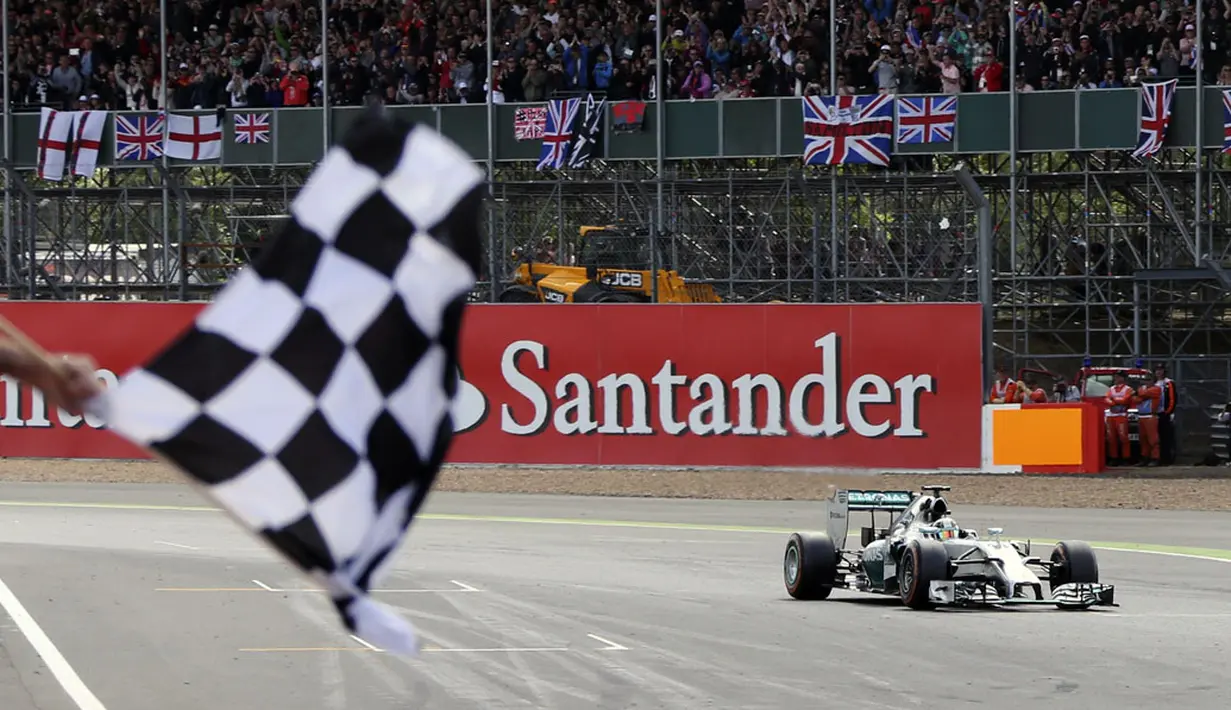 Pembalap Formula Satu dari tim Mercedes, Lewis Hamilton, tampil tercepat di GP Inggris dengan catatan waktu 2:26:52,094 detik, (6/7/2014). (REUTERS/Francois Lenoir)