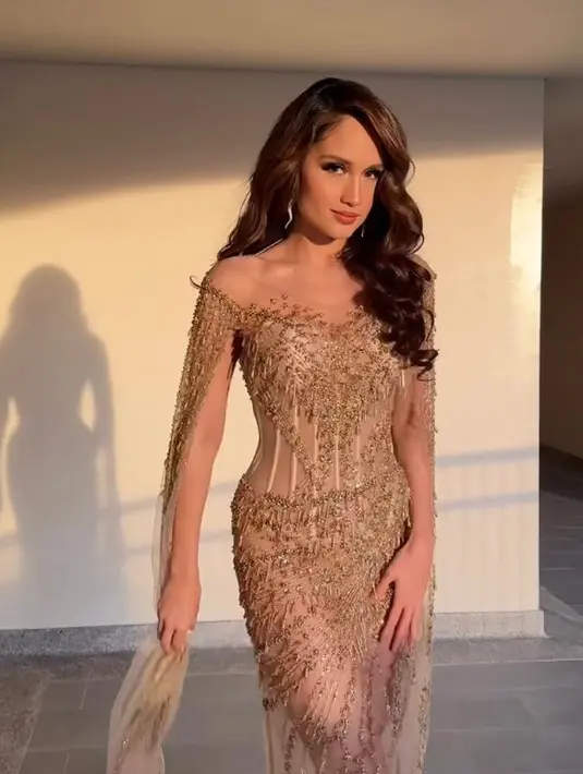Di-styling Reva Marchellin, Cinta Laura terlihat cantik mengenakan sheer dress emas berpayet dengan detail high slit dan lengan menjuntai. @andreblake_.