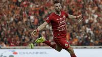 Striker Persija Jakarta, Marko Simic, melakukan selebrasi usai mencetak gol ke gawang Persib Bandung pada laga Shopee Liga 1 di SUGBK, Jakarta, Rabu (10/7). Persija bermain imbang 1-1 atas Persib. (Bola.com/Yoppy Renato)