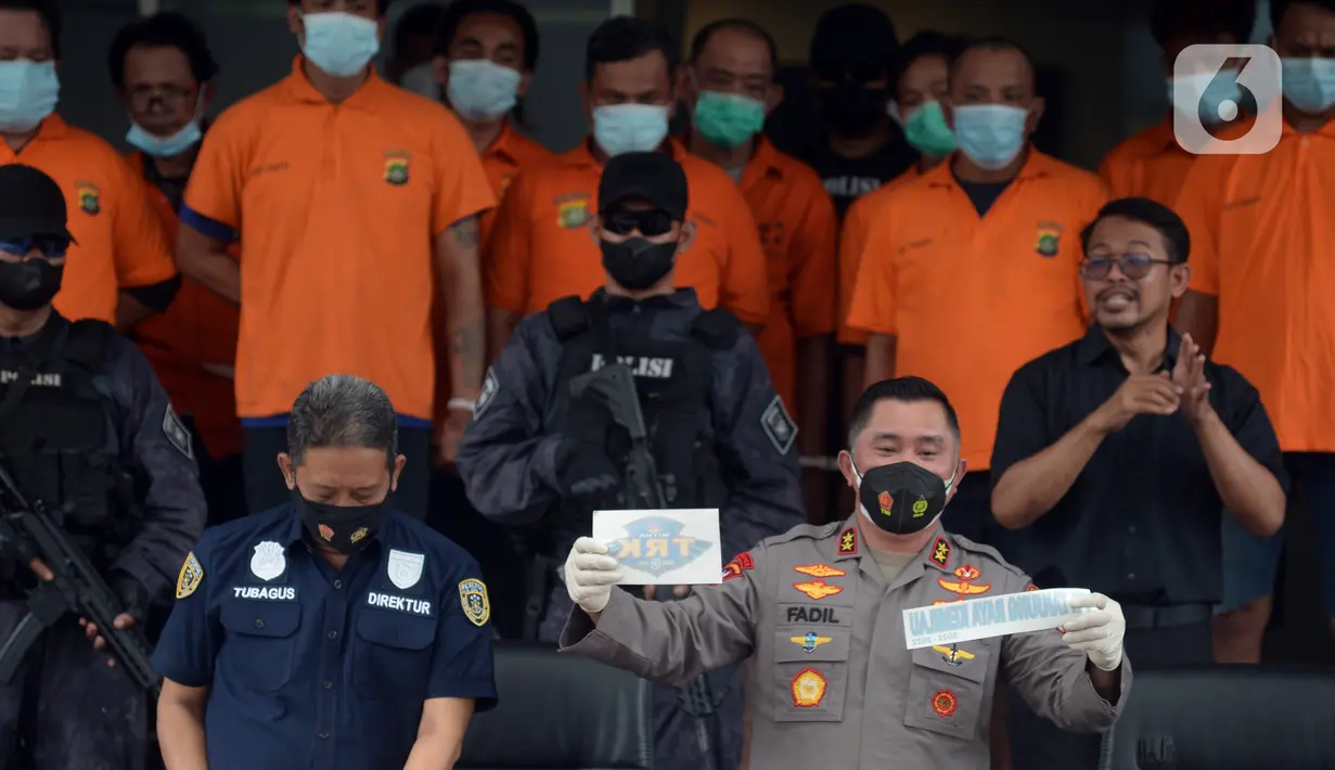 Kapolda Metro Jaya Irjen Pol Fadil Imran menunjukkan barang bukti saat rilis kasus pungli terhadap sopir truk kontainer Tanjung Priok di Polda Metro Jaya, Jakarta, Kamis (17/6/2021). Para preman pungli kepada ratusan sopir truk kontainer dengan total keuntungan Rp 177 juta. (merdeka.com/Imam Buhori)