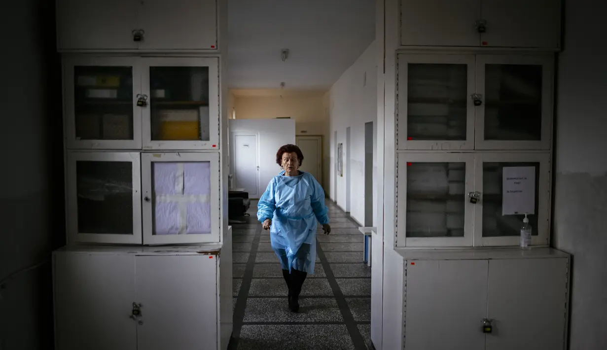 Spesialis penyakit menular Dr Maria Bogoeva (82) saat shiftnya di unit Covid-19 di sebuah rumah sakit kecil di Bulgaria pada 20 Januari 2021. Dia adalah salah satu dari sekumpulan dokter lansia yang memerangi kengerian virus di sistem perawatan kesehatan Bulgaria yang kewalahan (Dimitar DILKOFF/AFP)