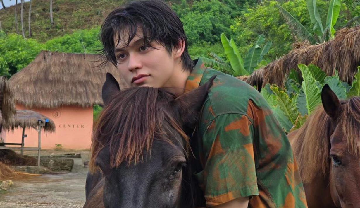 Penggemar Indonesia dibuat heboh dengan unggahan Bright Vachirawit dalam akun Instagramnya. Pasalnya, Bright Vachirawit diketahui tengah menikmati momen liburan ditengah kesibukan jadwal yang padat. (Liputan6.com/IG/@bbrightvc)