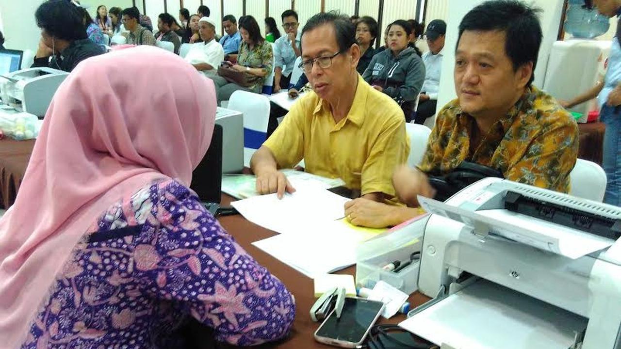 Wajib Pajak berbondong-bondong mendatangi Kantor Pelayanan Pajak (KPP) Tanah Abang 2 untuk menyerahkan laporan SPT Tahunan. (Liputan6.com/Fiki Ariyanti)