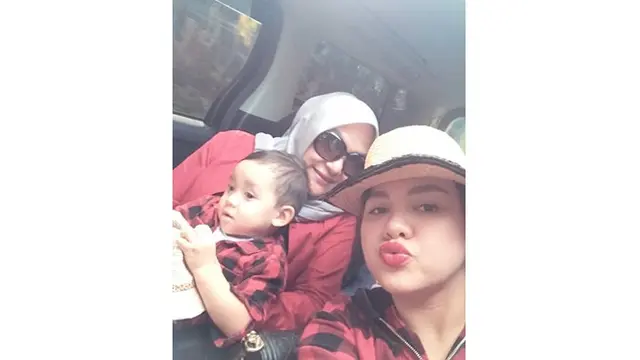 Bak Adik Kakak, Ini 6 Momen Kedekatan Vicky Shu dengan Ibunda
