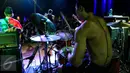 Aksi band pop punk The Story So Far saat konser yang bertajuk The Story So Far & Man Overboard Suppy World di Jakarta, Minggu (30/8/2015). Band asal Amerika ini berhasil memuaskan para penggemarnya di  Jakarta. (Liputan6.com/Faizal Fanani)