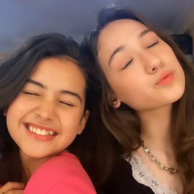 6 Potret Kebersamaan Sandrinna Michelle dan Laura Moane, Bak Kembar