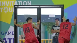 Dua pemain Timnas Basket Indonesia saat melakukan  pemanasan pada sesi latihan jelang test event Asian Games 2018 di Hall A Senayan, Jakarta, Rabu (7/2/2018). Test Event ini berlangsung pada 8-12 February 2018. (Bola.com/Nicklas Hanoatubun)