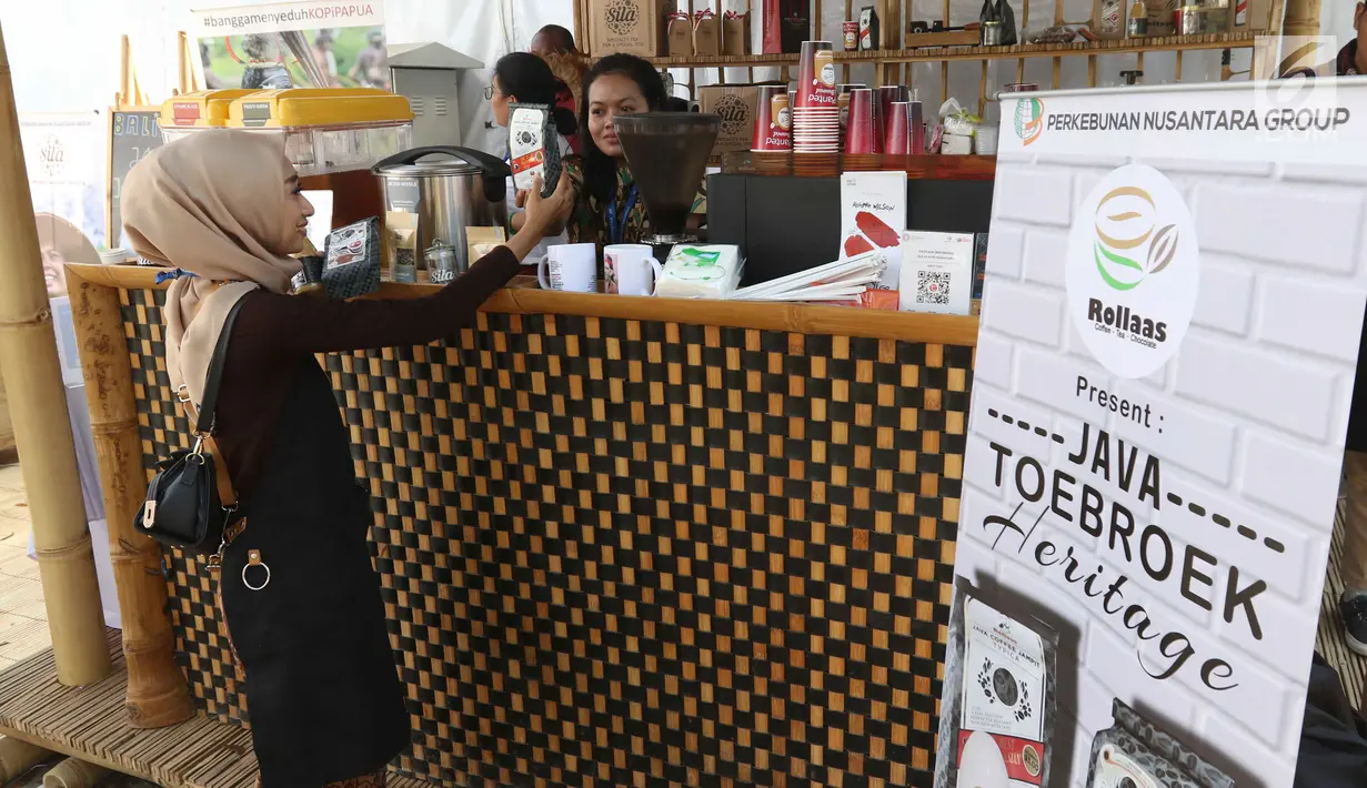 Pengunjung melihat-lihat produk Teh Sila dan Kopi Rollaas milik Holding Perkebunan Nusantara (PTPN Group) yang dipamerkan Indonesia Pavilion saat  IMF-World Bank 2018, Nusa Dua, Bali, Kamis (11/10). (Liputan6.com/Angga Yuniar)