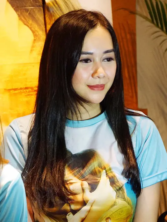 Lain halnya dengan Aura Kasih yang menyampaikan rasa bahagianya melihat antusias penonton, ia juga menggantungkan harapan mengenai pesan yang disampaikan dalam film ini untuk bisa diterima masyarakat. (Deki Prayoga/Bintang.com)