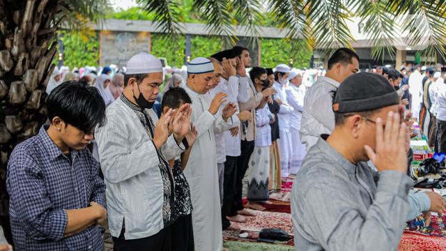 Meski mendung tidak menyurutkan kebahagiaan dan kekhusyukan jemaah dalam melaksanakan sholat id. (Liputan6.com/Faizal Fanani)
