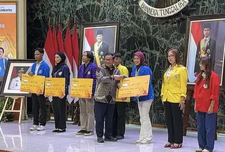 Gubernur DKI Jakarta Pramono Anung menyerahkan secara simbolis penerima Kartu Jakarta Mahasiswa Unggul (KJMU) Tahap II Tahun 2025. (Liputan6.com/Winda Nelfira)