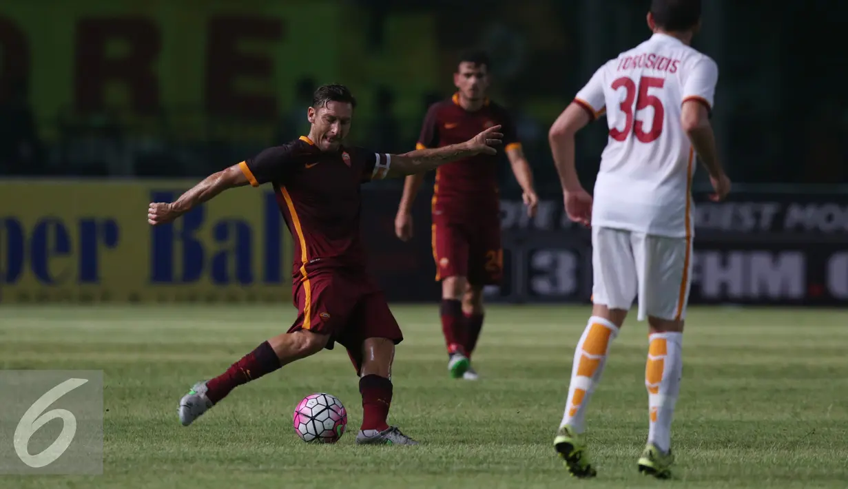 Francesco Totti menyumbangkan satu gol lewat titik putih, pada pertandingan AS Roma D 2015, Sabtu (25/7/2015) malam di Stadion Utama Gelora Bung Karno. (Liputan6.com/Herman Zakharia)