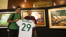 Pemain Timnas Indonesia, Septian David, foto bersama suporter yang menunggu di Hotel Sultan, Jakarta, Selasa (13/11). Timnas Indonesia akan melawan Timor Leste pada laga Piala AFF 2018. (Bola.com/Vitalis Yogi Trisna)