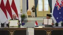 Perjanjian keamanan bersama ini mencerminkan tekad kedua negara untuk terus bekerja sama secara erat dalam menjaga keamanan nasional masing-masing. Tampak dalam foto, Presiden Republik Indonesia, Prabowo Subianto (kanan) dan Perdana Menteri Australia. Anthony Albanese, menunjukkan dokumen yang baru saja mereka tandatangani saat pertemuan di Istana Merdeka, Jakarta, Jumat 6 Februari 2026. (AP Photo/Achmad Ibrahim)