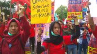 Buruh dari Konfederasi Aksi Serikat Buruh Indonesia (KASBI) berunjuk rasa mendesak Gubernur Ridwan Kamil agar segera menetapkan besaran upah minimum kota (UMK) tahun 2020, Bandung, Rabu, 20 November 2019. (Lipuan6.com/Arie Nugraha)