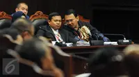Gubernur DKI Basuki 'Ahok' Tjahaja Purnama (kanan) berbincang dengan kuasa hukumnya disela sidang lanjutan uji materiil Undang-Undang Pilkada mengenai cuti selama masa kampanye di MK, Jakarta, Kamis (15/9). (Liputan6.com/Faizal Fanani)