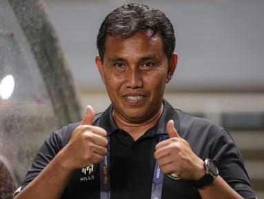 Ekspresi pelatih&nbsp;Timnas Indonesia U-17, Bima Sakti&nbsp;saat pertandingan Grup B Kualifikasi Piala Asia U-17 2023 melawan Timnas Guam U-17 yang berlangsung di Stadion Pakansari, Bogor, Senin (3/10/2022). (Bola.com/Bagaskara Lazuardi)
