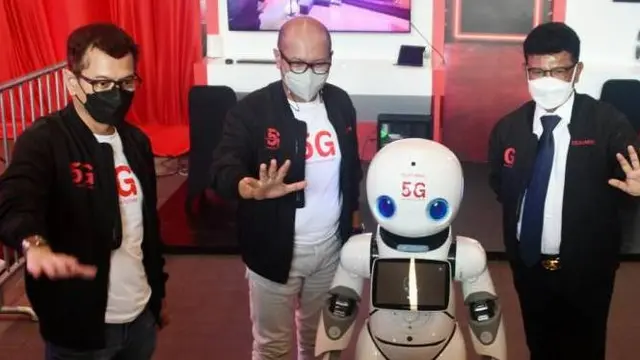 Menkominfo Johnny G. Plate bersama Komisaris Utama PT Telkomsel; Wishnutama Kusubandio dan Direktur Utama Telkomsel; Setyanto Hantoro usai menghadiri peresmian 5G Telkomsel di Vertical Garden the Telkom Hub, Jakarta, Kamis (27/05/2021). - (AYH)