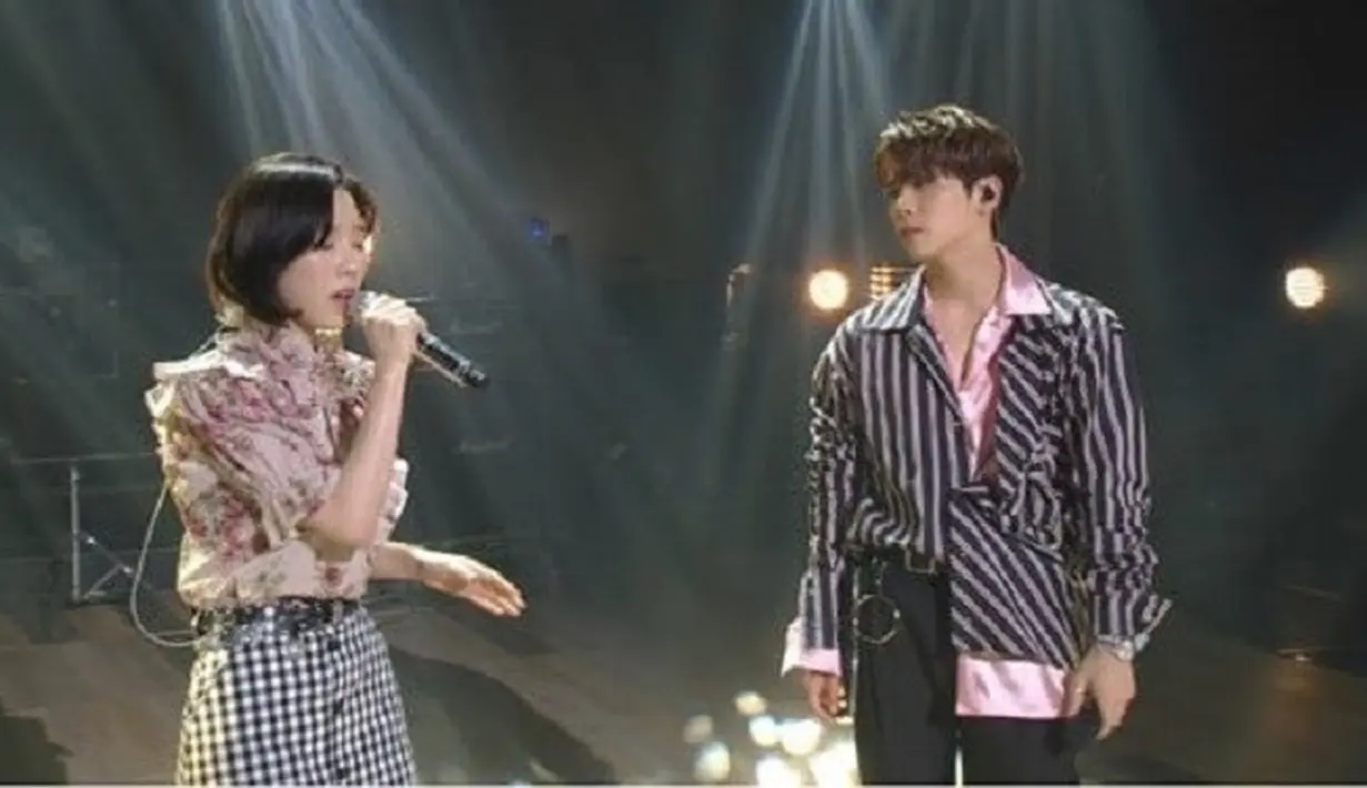 Namun permintaan penggemar itu ditolak oleh Taeyeon. "Ijinkan aku untuk menyimpannya. Pohon ini adalah hadiah natal dari teman yang sedang melakukan perjalanan panjang," ujarnya. (foto: Soompi.com)