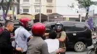 4 Juru tagih secara brutal menarik paksa sepeda motor milik warga saat melintas di tengah jalan.