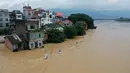 Foto hasil bidikan dari udara menunjukkan Sungai Rongjiang yang meluap di Wilayah Rong'an, Daerah Otonom Etnis Zhuang Guangxi, China selatan (11/7/2020). Hujan deras yang terus-menerus mengguyur Wilayah Rong'an menyebabkan level air Sungai Rongjiang naik. (Xinhua/Zhang Ailin)