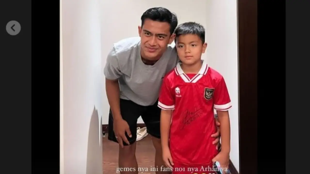 Nonton Laga Timnas Indonesia di GBK, Putra Nia Ramadhani Dapat Jersey Pratama Arhan