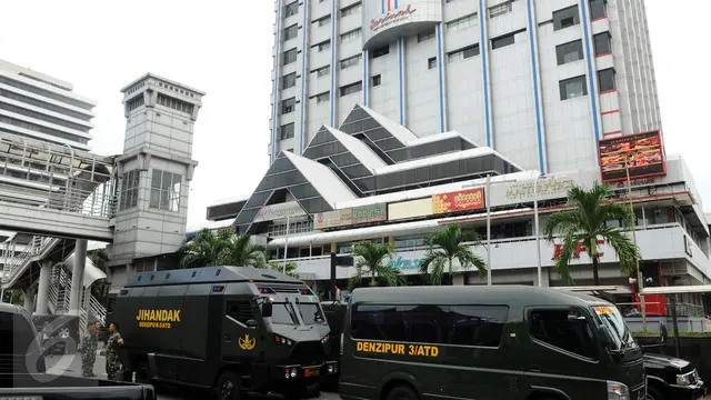 20160114-Petugas Gabungan Jaga Obyek Vital di dekat Gedung Sarinah-Jakarta