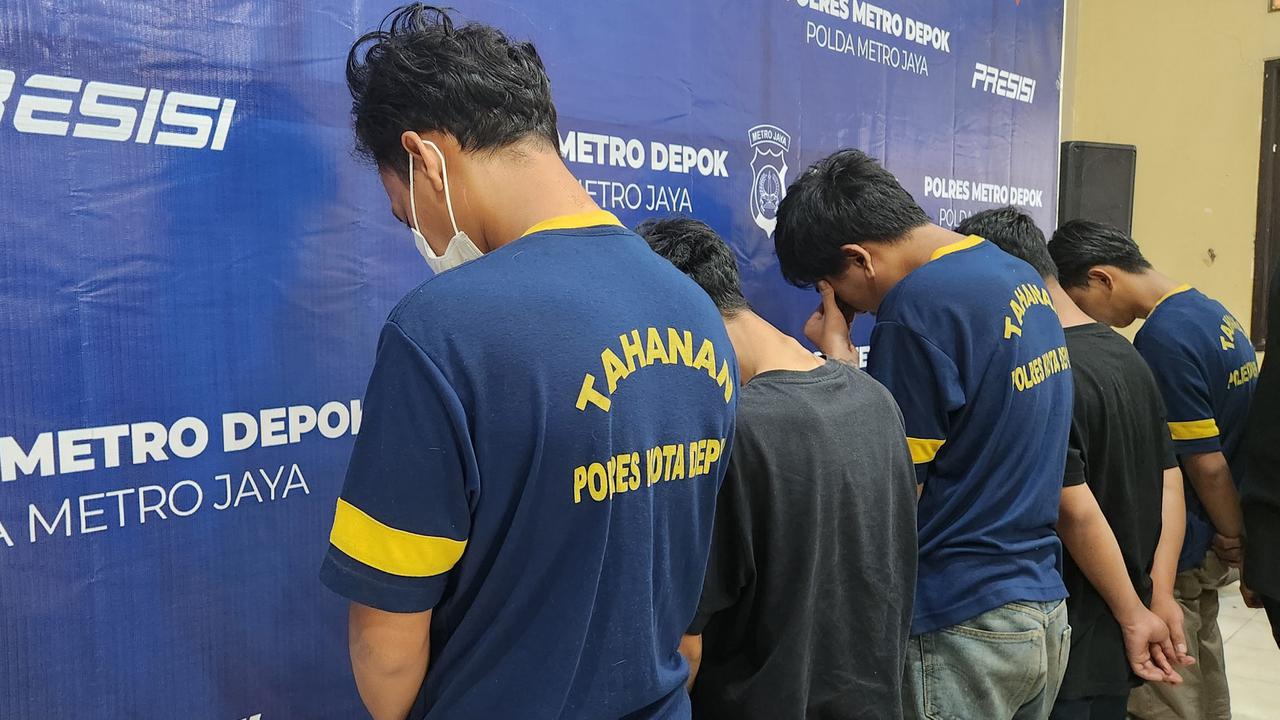 Kelima tersangka saat ditangkap Polres Metro Depok terkait judi online.