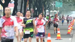 Para peserta mengikuti acara lomba lari Joyful Run 2017 di Alam Sutera, Tangerang Selatan, Minggu (7/5). Joyful Run dibagi ke dalam tiga kategori, mulai dari 2.5 kilometer, 5 kilometer, dan 10 kilometer. (Liputan6.com/Helmi Afandi)