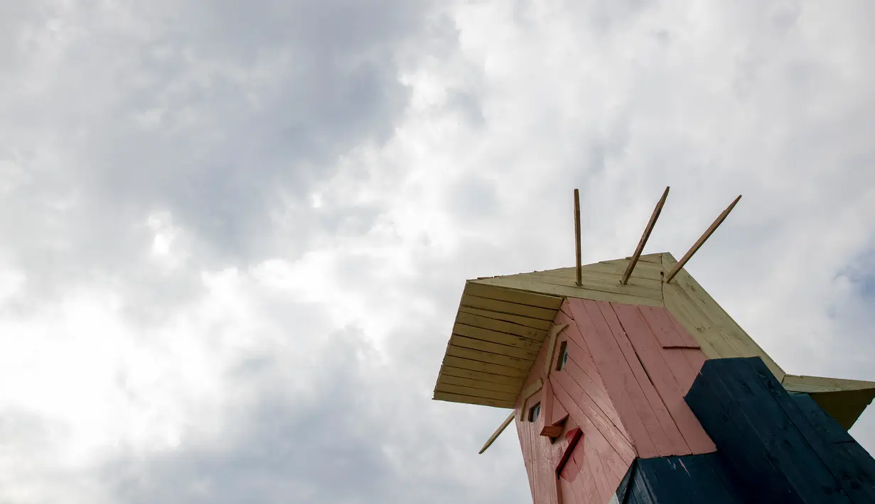 Sebuah patung kayu yang menyerupai Donald Trump didirikan di Sela pri Kamniku, kawasan utara Slovenia, 30 Agustus 2019. Patung Liberty versi Trump karya Tomaz Schlegl tersebut hanya boleh berdiri selama dua bulan dan akan dibakar pada 31 Oktober, atau Halloween. (AP/Darko Bandic)