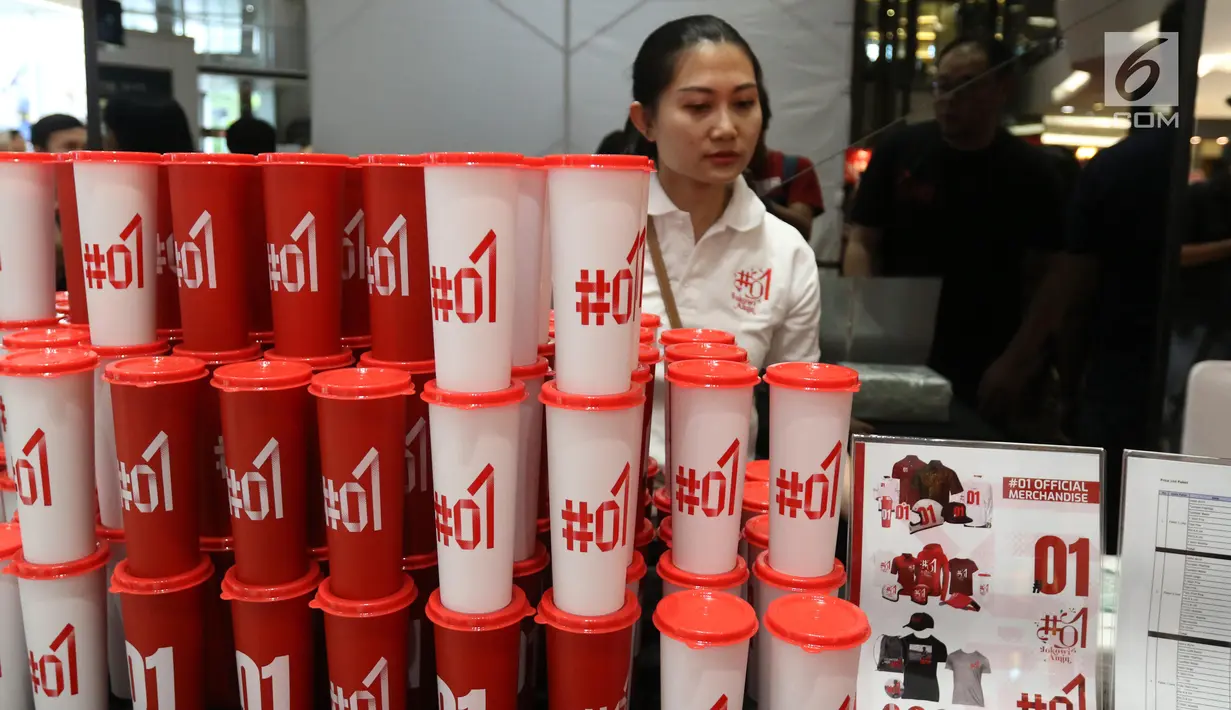 Official merchandise pasangan calon (paslon) 01 Jokowi-Ma'ruf Amin yang baru diluncurkan di FX Sudirman, Jumat (25/1). Berbagai merchandise ditawarkan ke masyarakat, mulai pakaian hingga helm yang bertemakan Jokowi-Ma'ruf. (Liputan6.com/Angga Yuniar)