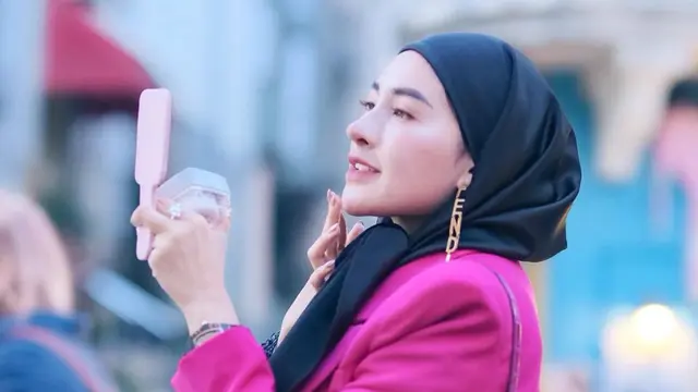 Gaya Shandy Purnamasari Pakai Outfit Merah Muda, Crazy Rich Malang