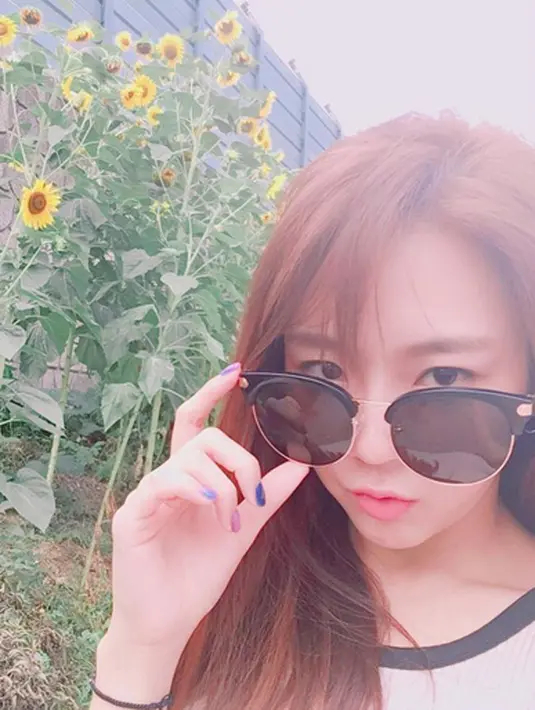 Diwawancara dalam ‘Happy Together’, Yewon mendapatkan dukungan yang positif dari rekan mainnya di We Got Married, Henry ‘Super Junior-M’.  Dia mengakui jika Henry tetap berpikiran postif dengan kasus seperti ini. (Instagram/Yeee_kk)