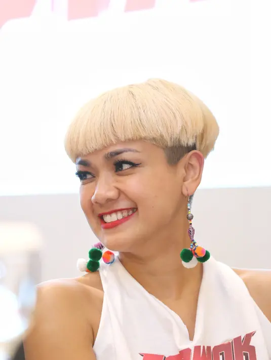 Kali ini potongan dan gaya rambut Nirina juga terlihat tak seperti biasanya. Memiliki potongan yang lebih pendek dan warna yang berbeda, ternyata Nirina mendapat komentar dari sang buah  hati. (Adrian Putra/Bintang.com)