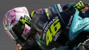 Meski tampil dengan helm unik dan spesial, namun sayang Rossi gagal naik podium dan berada di posisi yang kurang baik. The Doctor tercecer di urutan ke-17 MotoGP San Marino 2021. (AP/Antonio Calanni)