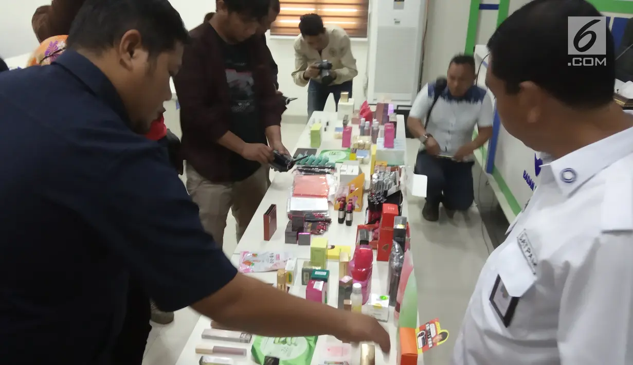 Petugas merapihkan kosmetik dan obat-obatan ilegal di Gorontalo, Senin (17/12). Barang-barang tersebut mengandung bahan berbahaya, selain itu sebagian juga tidak memiliki izin edar. (Liputan6.com/Arfandi Ibrahim)