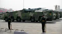 Kendaraan militer membawa rudal balistik DF-17 dalam parade HUT ke-70 RRC di Beijing, China, Selasa (1/10/2019). DF-17 merupakan rudal balistik berkecepatan hipersonik yang bisa mencapai daratan Amerika Serikat. (AP Photo/Mark Schiefelbein)