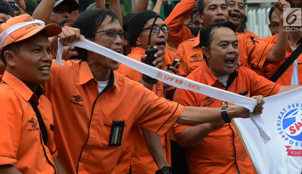 Pegawai PT Pos Indonesia (Persero) menggelar aksi di depan Kantor Kementerian BUMN, Jakarta, Rabu (6/2). Massa yang mengenakan baju warna oranye ini menuntut tiga tuntutan, ganti direksi, menolak upah murah dan stop union busting (Merdeka.com/Imam Buhori)