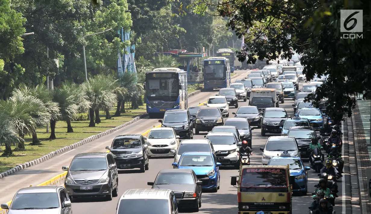 Kendaraan melintas di Jalan Medan Merdeka Barat, Jakarta, Senin (3/9). Pemprov DKI Jakarta melalui Pergub Nomor 92 Tahun 2018 memperpanjang waktu sistem ganjil genap. (Merdeka.com/Iqbal S. Nugroho)