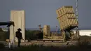 Sebuah baterai sistem rudal pertahanan Iron Dome Israel dikerahkan untuk mencegat tembakan roket dari Jalur Gaza di Ashkelon, Israel, 7 Agustus 2022. Pada hari Sabtu, serangan udara Israel menewaskan Khaled Mansour seorang komandan senior di kelompok militan Palestina, Jihad Islam. (AP Photo/Ariel Schalit)