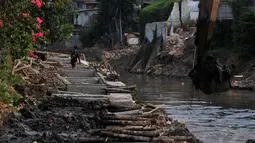 Pengerukan dilakukan untuk mengatasi banjir dimusim penghujan, Jakarta, (9/10/14). (Liputan6.com/Johan Tallo)