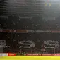 Suporter tim Macan Kemayoran membuat koreografi tahun kelahiran Jakmania jelang laga Persija melawan Semen Padang di Torabika Soccer Championship presented by IM3 Ooredoo di Stadion GBK, Jakarta, Minggu (8/5/2016). (Liputan6.com/Helmi Fithriansyah)