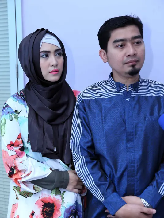 Ustaz Solmed menikah dengan Aprile Jasmin pada 11 November 2011. Pada Juli 2013 Aprile Jasmine melahirkan seorang putra dan diberinama Sultan Mahmoed Qusyairi. (Nurwahyunan/Bintang.com)